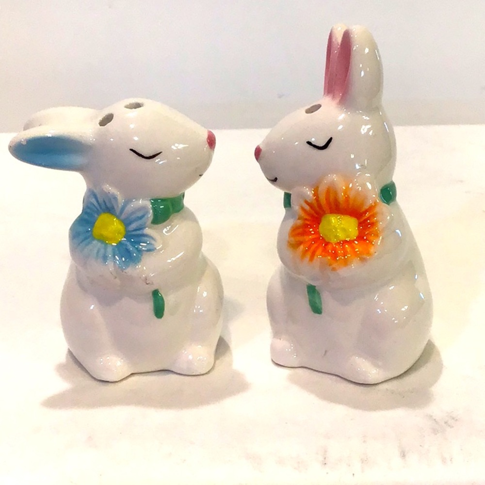 Sweet bunnies S & P with flowers